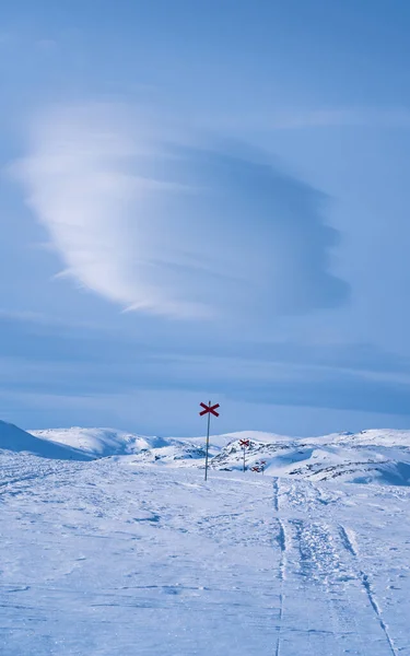 Red Marking Wintertrail Snow Lenticular Cloud Swedish Lapland — Stock Photo, Image