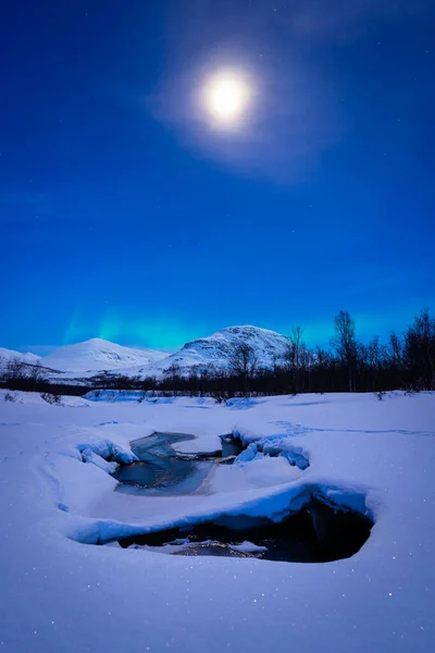 Aurora Borealis Över Liten Bäck Snön Swedish Lapland — Stockfoto