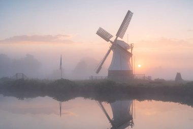 Hollanda 'da sakin, sisli bir şafak yel değirmeninde (Witte Molen).