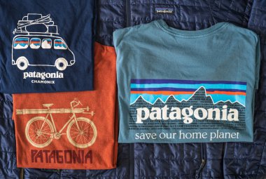 Groningen, Hollanda - 17 Eylül 2022: Patagonya Nano Puff ceketi ve Patagonya Logosu olan birkaç Patagonya tişörtü.