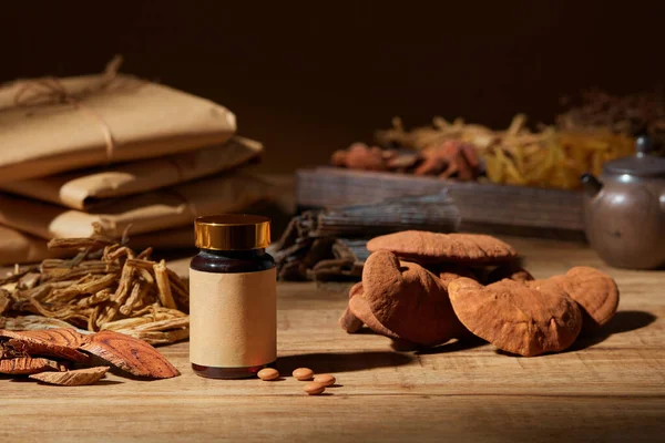 茶色の木製の背景と薬瓶でハーブやスパイスと伝統的な中国医学 医学広告 写真伝統的な医学コンテンツ — ストック写真