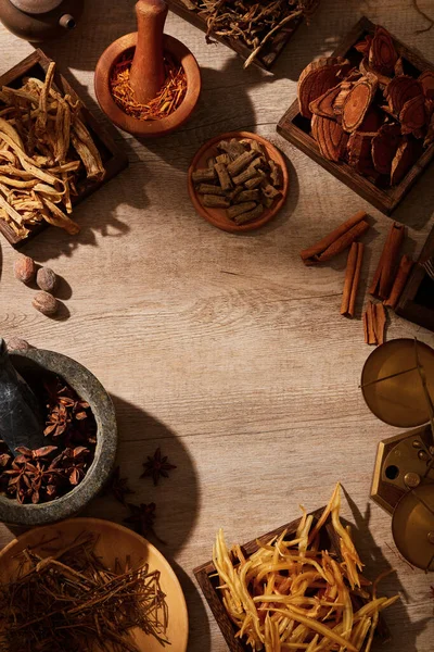 茶色の木製の背景モルタルや杵でハーブやスパイスと伝統的な中国医学 医学広告のための 写真伝統的な医学の内容 — ストック写真