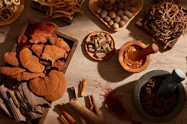 Traditionelle Chinesische Medizin Mit Kräutern Und Gewürzen Braunem Holzmörtel Und — Stockfoto
