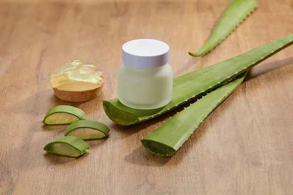Primer Plano Ver Extracto Aloe Vera Con Plantilla Tarro Cosmético —  Fotos de Stock
