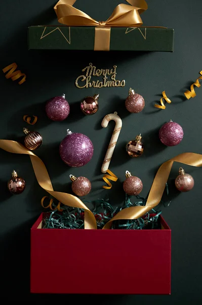 Fondo Azul Oscuro Con Caja Regalo Llena Adorno Navidad Perla — Foto de Stock