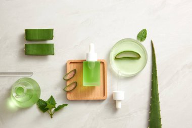 Aloe Vera, aloe vera araştırma reklamları için beyaz arka planda bulaşık düşürücü ve fotoğraf bilimi içeriği içeren laboratuvarda araştırma yapıyor.