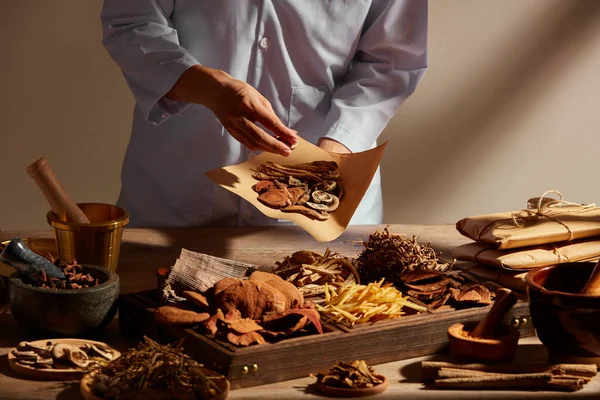 Traditionell Kinesisk Medicin Med Ört Och Kryddor Brunt Trä Bakgrund — Stockfoto