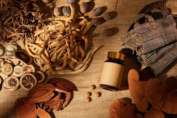 茶色の木製の背景と薬瓶でハーブやスパイスと伝統的な中国医学 医学広告 写真伝統的な医学コンテンツ — ストック写真