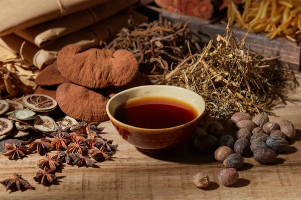 Traditionell Kinesisk Medicin Med Ört Och Kryddor Brunt Trä Bakgrund — Stockfoto