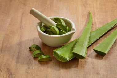 Aloe Vera yeşil yapraklı beyaz bir havan topu, aloe vera araştırma reklamları için önden görüş, fotoğraf yiyecek içeriği