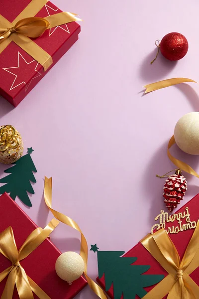 Caja Regalo Roja Con Cinta Amarilla Adorno Navidad Dulces Con — Foto de Stock