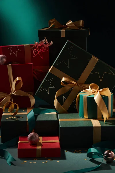 Weihnachtsgeschenkschachtel Grün Und Rot Mit Gelbem Band Und Weihnachtsschmuck Auf — Stockfoto