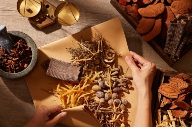 Kahverengi ahşap kaplama havan ve ilaç paketiyle geleneksel Çin tıbbı ve baharatları ilaç reklamı ve geleneksel tıp içeriği için.