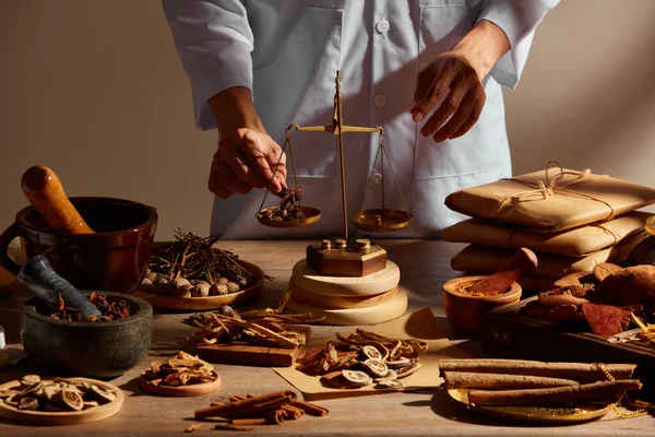 茶色の木製の背景にハーブやスパイスと伝統的な中国医学と広告のための医師 中国の伝統的な医学の内容 — ストック写真