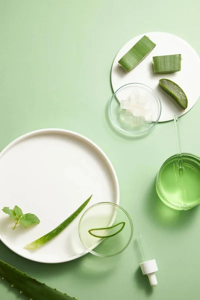 Aloe Vera Extrahera Forskning Laboratorium Med Petriskål Dropper Ljusgrön Bakgrund — Stockfoto