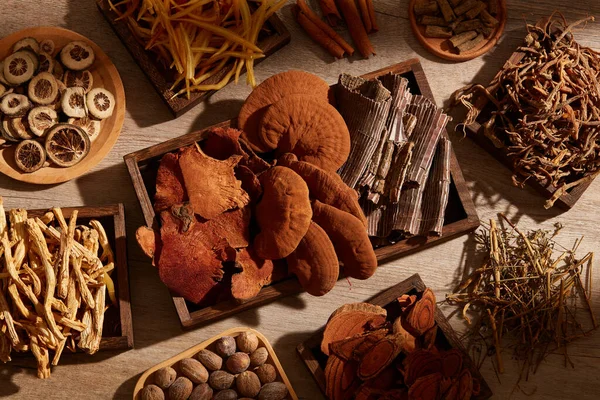 茶色の木製の背景にハーブやスパイスと伝統的な中国医学 医学広告 写真伝統的な医学コンテンツ — ストック写真