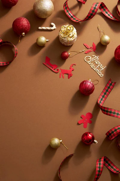 茶色の背景にクリスマスの装飾のトップビュー 黄色のリボンとキラキラ黄色の真珠とギフトボックス休日のための中央空白のスペース — ストック写真