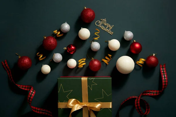 Fondo Azul Oscuro Con Caja Regalo Sorpresa Llena Adorno Navidad — Foto de Stock