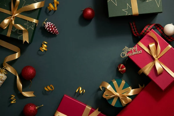 Visão Superior Fundo Azul Escuro Com Decoração Ornamento Natal Vermelho — Fotografia de Stock