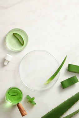 Aloe Vera laboratuvarda, aloe vera araştırma reklamcılığı, fotoğraf bilimi içeriği için beyaz arka planda bir petri kabı damlatıcısı olan bir araştırma çıkarıyor.