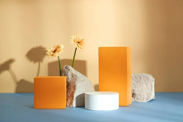 Front View Fehér Narancssárga Pódium Virág Bézs Alapon Reklám Absztrakt — Stock Fotó