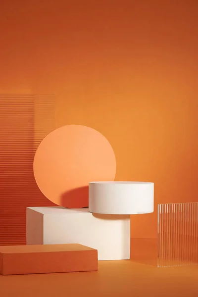 抽象的なコンテンツのためのオレンジの背景に白とオレンジの表彰台と花のフロントビュー — ストック写真