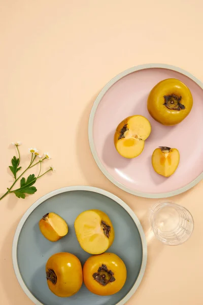 Ovanifrån Blått Och Rosa Skålen Persimon Fläsk Kniv Vatten Glas — Stockfoto