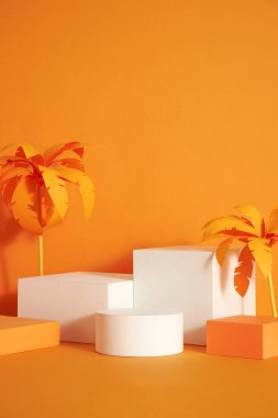 Reklam ve soyut içerik için turuncu arka planda beyaz ve turuncu podyumun ön görüntüsü