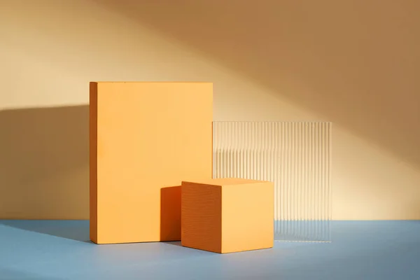 抽象的なコンテンツのためのオレンジの背景に白とオレンジの表彰台のフロントビュー — ストック写真
