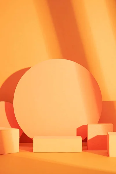 Vorderansicht Des Weißen Und Orangen Podiums Auf Orangefarbenem Hintergrund Für — Stockfoto