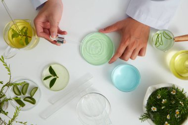 Aloe Vera petri kabında özüt ve laboratuvarda beyaz arka plan, test tüpünde yeşil yaprak ve kozmetik reklamcılık için doktor, fotoğraf bilimi konsepti