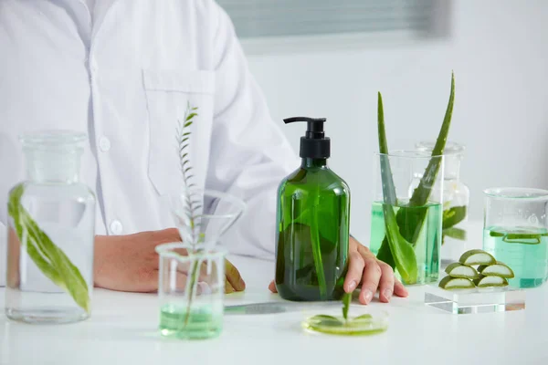 Aloe Vera Kivonat Laboratóriumban Petri Csésze Fehér Háttérrel Zöld Levél — Stock Fotó
