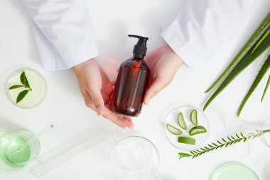 Aloe Vera petri kabında özüt ve laboratuvarda beyaz arka plan, test tüpünde yeşil yaprak ve kozmetik reklamcılık için doktor, fotoğraf bilimi konsepti