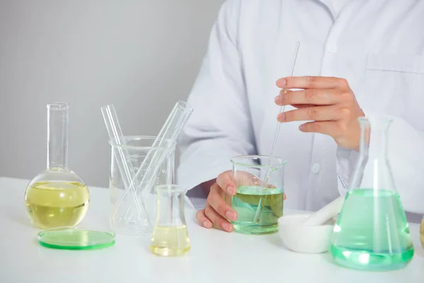 Pflanzenextrakt Petrischale Und Weißem Hintergrund Labor Farbflüssigkeit Reagenzglas Und Arzt — Stockfoto