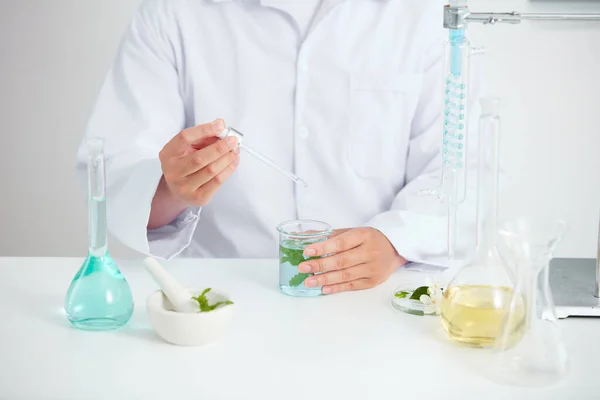 과꽃은 페트리 접시와 실험실의 시험관의 화장품 광고를 과학자 개념에서 — 스톡 사진