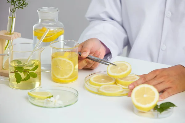 Vit Bakgrund Med Läkare För Biologiska Experiment Presentation Citronextrakt Och — Stockfoto
