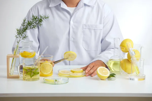 배경에 생물학적 실험을 의사와 생물학적 시험관에서 추출물 과노란 에기초 화장품 — 스톡 사진