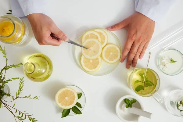 배경에 생물학적 실험을 의사와 생물학적 시험관에서 추출물 과노란 레몬을 기초로 — 스톡 사진