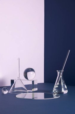 Cam podyum ve çiçek sahnesi mavi arka planda tırtıklı. Kozmetik ürününü göstermeye hazır ol. Cam kaidesi üzerine sahne gösterisi modern stüdyo mavisi