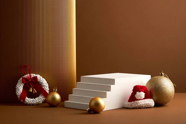 流行の最小限のインテリアの階段 製品のプレゼンテーションのためのクリスマスの飾りの茶色の背景 フロントビュー — ストック写真