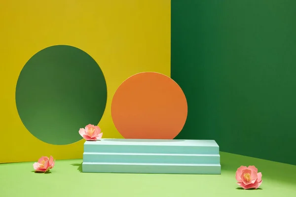 Merdivenli Pastel Kemer Duvarı Modaya Uygun Pastel Rengi Podyum Reklam — Stok fotoğraf