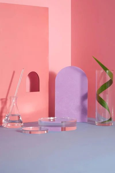 紫色の背景に刻まれたガラスと緑の葉の最小限のシーン 化粧品を見るために立つ ガラス台座現代スタジオピンク色のステージショーケース — ストック写真