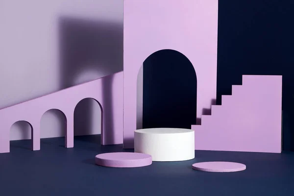 階段と紫の背景を持つ紫のアーチ壁 表彰台 フロントビューのための製品表示 — ストック写真