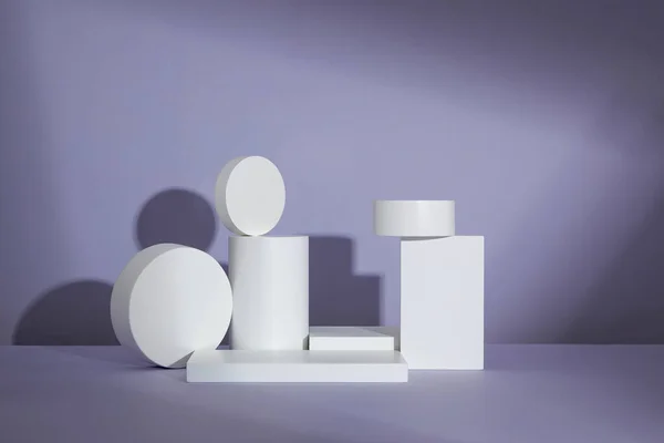 サークル 正方形の白い表彰台 紫色の背景と広告のための空白のスペース 抽象的なコンテンツ フロントビュー — ストック写真