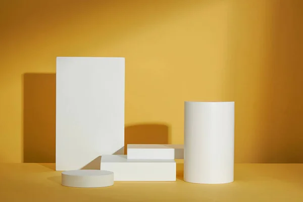 サークル 正方形の白い表彰台 黄色の背景と広告のための空白のスペース 抽象的なコンテンツ フロントビュー — ストック写真