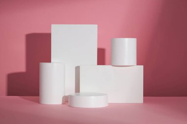 Daire, kare beyaz podyum, pembe arkaplan ve reklam için boş alan, soyut içerik, ön görünüm