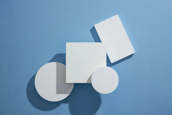 製品広告のための正方形と円の表彰台空白のスペースと青の背景のトップビュー抽象的なコンテンツ — ストック写真
