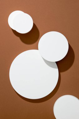 Çemberin üst görüntüsü, kare beyaz podyum, kahverengi arkaplan ve reklam için boş alan, soyut içerik