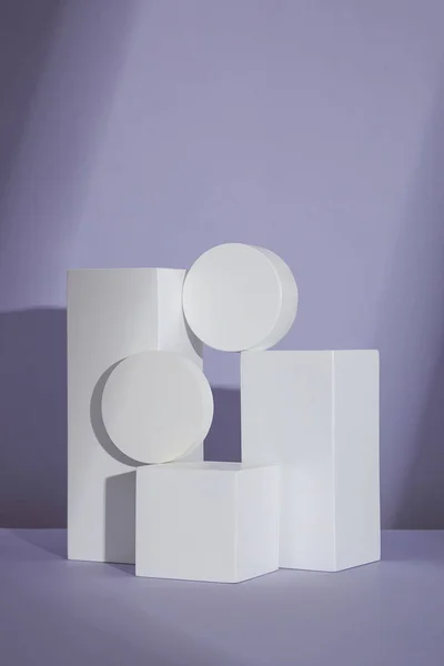 サークル 正方形の白い表彰台 紫色の背景と広告のための空白のスペース 抽象的なコンテンツ フロントビュー — ストック写真