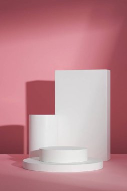 Daire, kare beyaz podyum, pembe arkaplan ve reklam için boş alan, soyut içerik, ön görünüm
